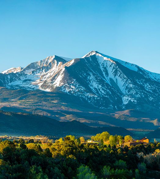 Picture of snowy rocky mountains in Utah